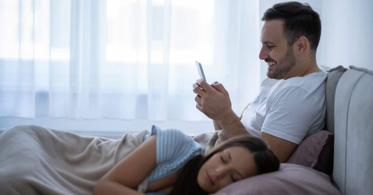 את חושדת שבעלך בוגד הכירי 5 סימנים שיש לשים אליהם לב